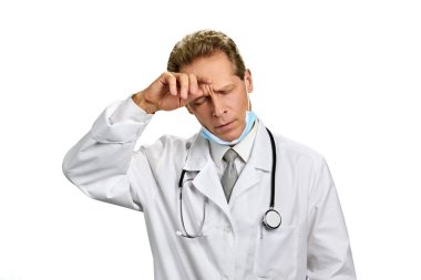 Beyaz arka plan üzerinde yorgun Doktor portresi.