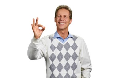 Ok işaret gösteren mutlu olgun adam.