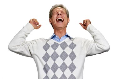 Sıkışık yumruk ile memnun olgun adam.