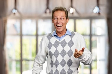 Mutlu şaşırmış adam portresi.