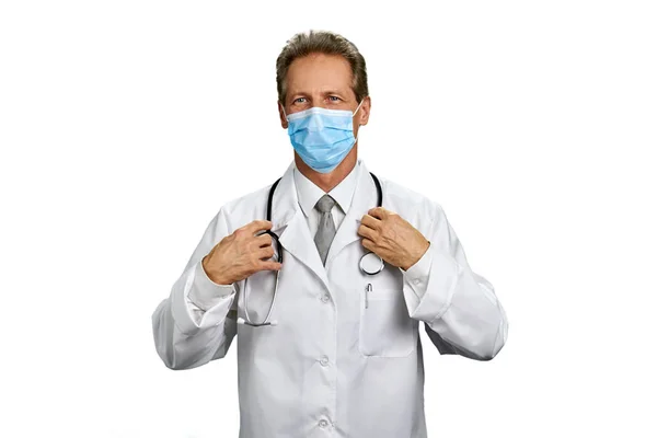 Védő maszk érett orvos arcképe. — Stock Fotó