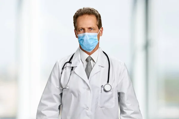 Arzt mit Mundschutz und Stethoskop. — Stockfoto