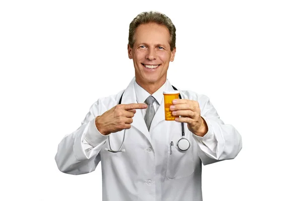 Feliz médico sosteniendo la botella con pastillas . — Foto de Stock