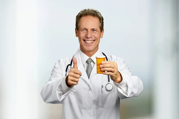 Веселий чоловік лікар показує великий палець вгору . — стокове фото