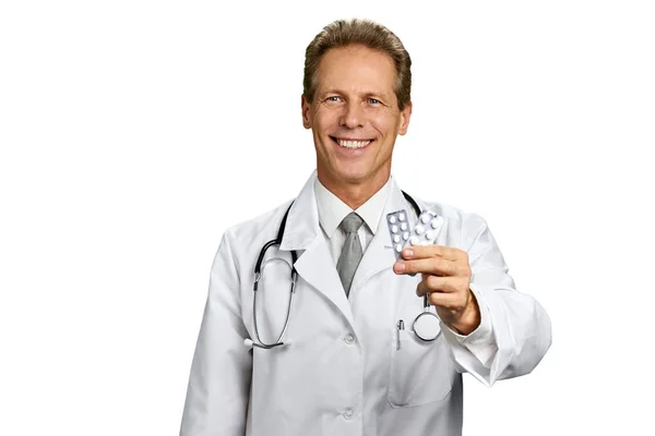 Retrato de médico feliz con pastillas . — Foto de Stock