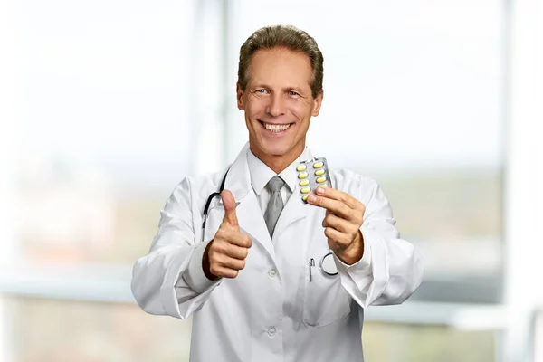 Usmívající se doktor drží léky. — Stock fotografie
