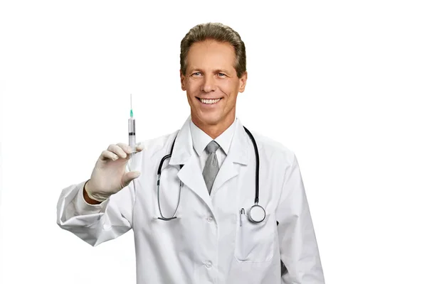 Χαρούμενη αρσενικό γιατρό με σύριγγα. — Φωτογραφία Αρχείου