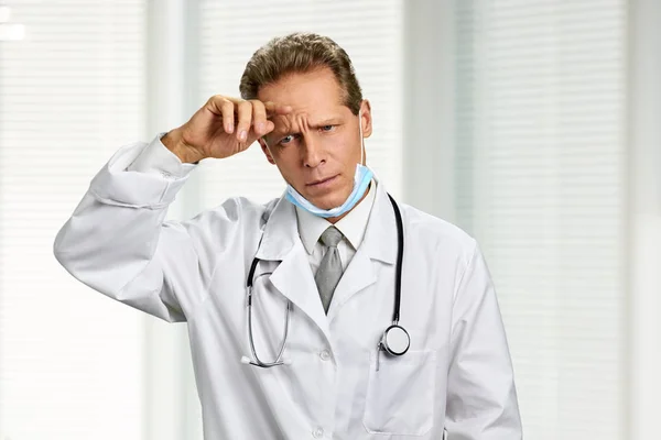 Ritratto di medico caucasico maschio sconvolto . — Foto Stock