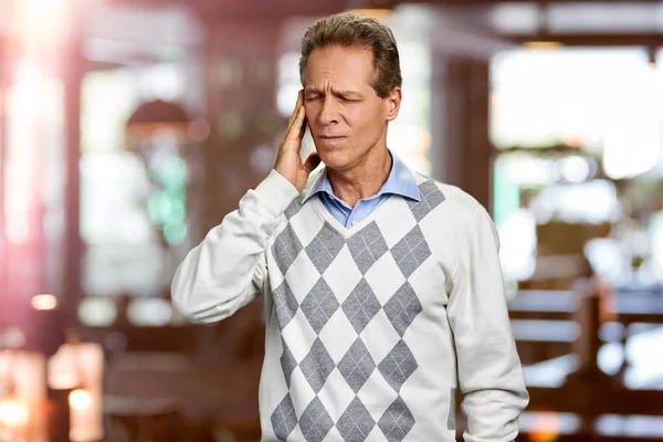 Hombre que sufre de dolor de cabeza . — Foto de Stock