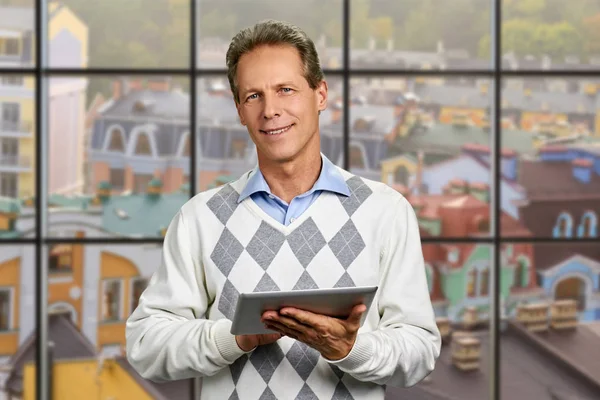 Sorrindo homem segurando tablet digital . — Fotografia de Stock