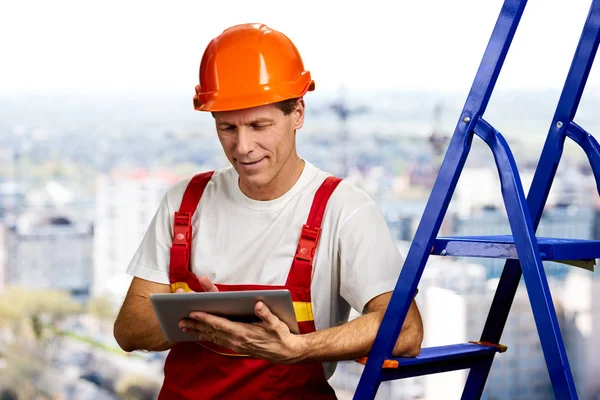 Lachende ingenieur met behulp van digitale tablet. — Stockfoto