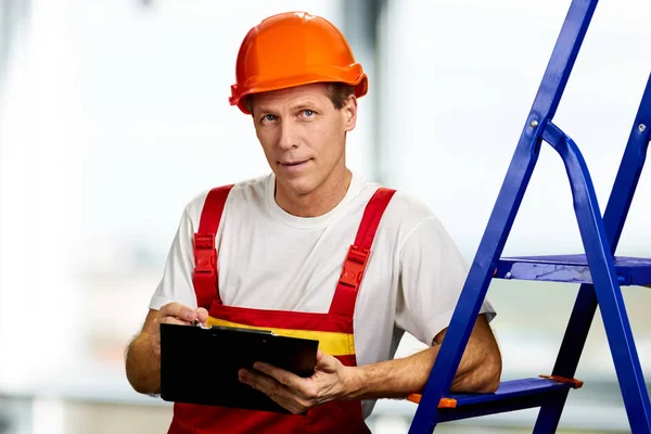 Portrait of mature foreman with clipboard. — Stock Photo, Image
