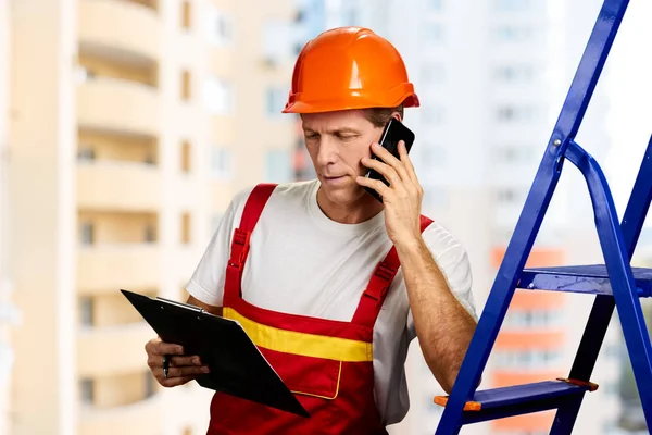 Ingeniero en sombrero duro hablando por teléfono . —  Fotos de Stock