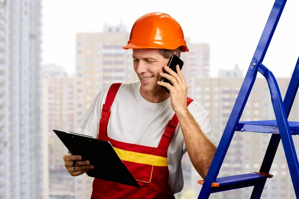 Happy builder talking on phone. — Stock Photo, Image