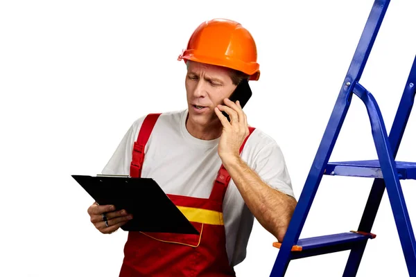 Confident contractor talking on mobile phone. — Stock Photo, Image