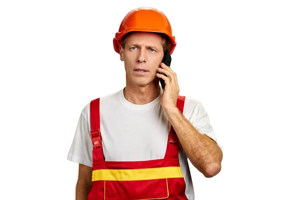 Portrait of builder talking on phone. — Stock Photo, Image