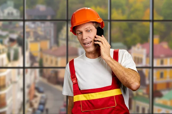 Manual worker talking on cell phone. — Stock Photo, Image