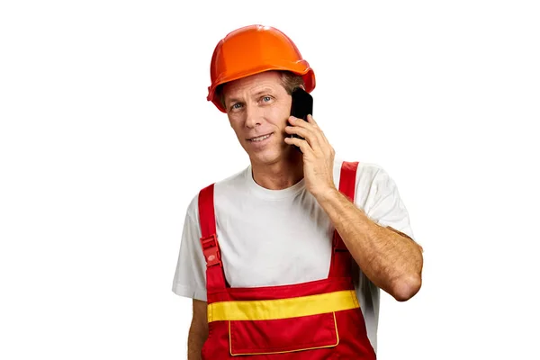 Builder talks on smartphone. — Stock Photo, Image