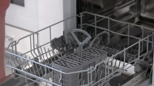 Evde bulaşık makinesi kullanan kadın. — Stok video