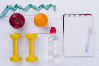 Fitness Ekipmanları, sağlıklı yiyecek ve Not defteri.