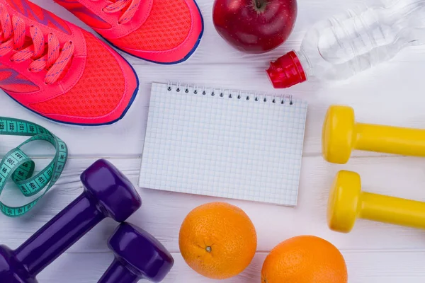 Fitnessgeräte, gesunde Ernährung und Notizbuch. — Stockfoto
