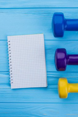 Dambıl ve boş kağıt defter.