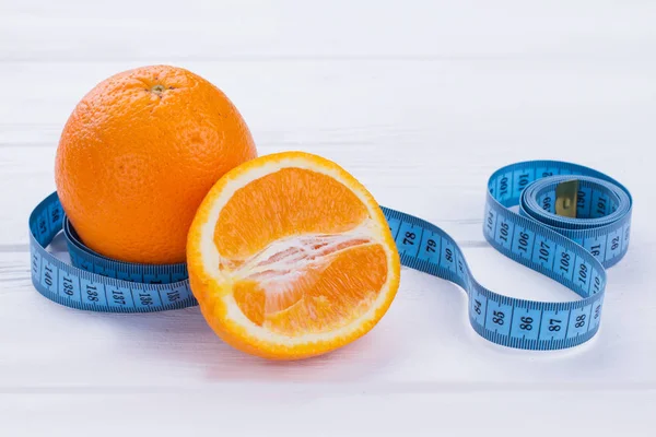 Menutup buah-buahan dan mengukur pita . — Stok Foto