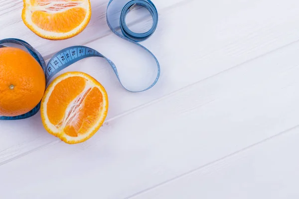 Frutas e fita métrica com espaço de cópia . — Fotografia de Stock