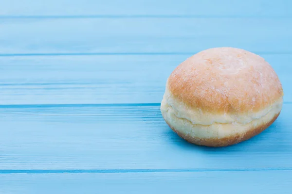 Donut mit Zuckerguss auf farbigem Hintergrund. — Stockfoto