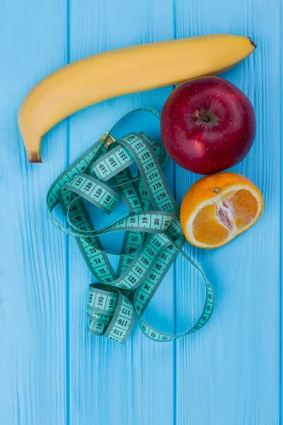 Top view on measuring tape and fresh fruits. — Stock Photo, Image