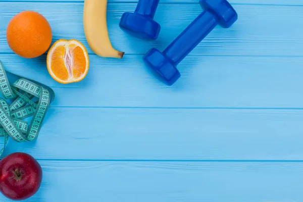 Equipo de fitness, frutas y espacio para copiar . — Foto de Stock