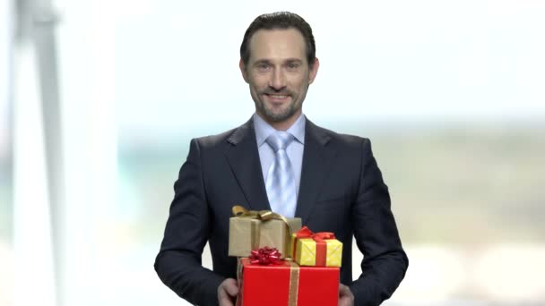 Hombre de negocios guapo dando cajas de regalo . — Vídeos de Stock