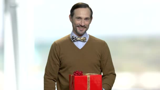 Schöner Mann bietet Geschenkbox. — Stockvideo