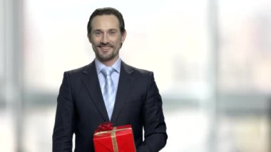 Yakışıklı adam sunan hediye kutusu.