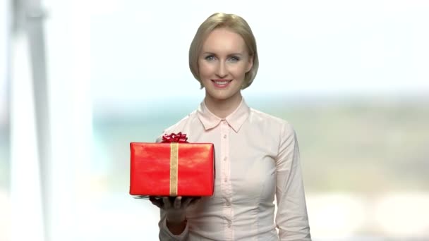 Vacker kvinna ger presentbox. — Stockvideo