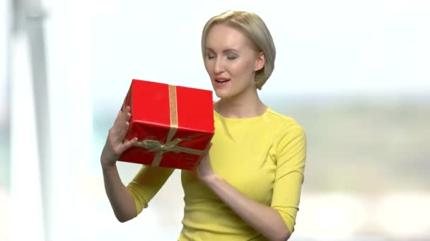 年轻的激动的妇女与红色礼物盒. — 图库视频影像