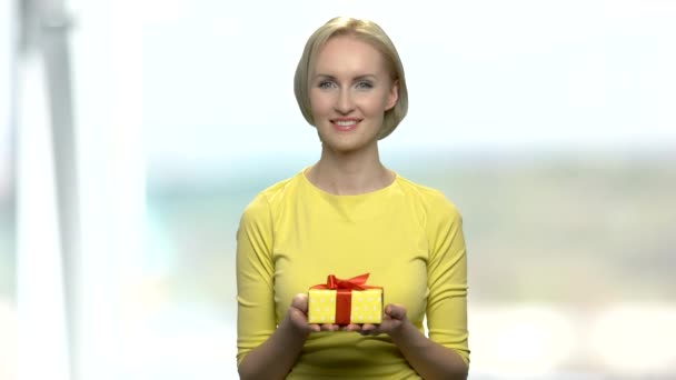 Mujer entregando caja de regalo . — Vídeos de Stock