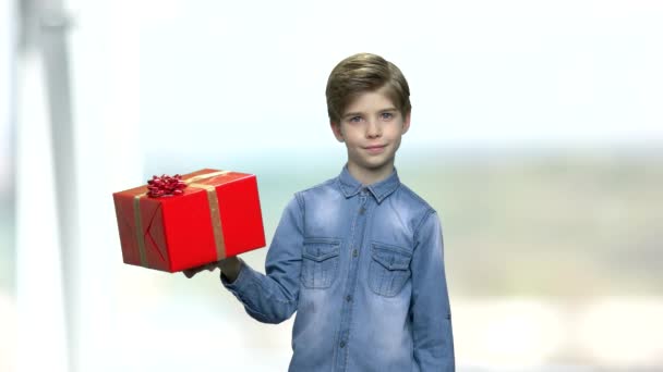 拿着大礼品盒的小男孩. — 图库视频影像