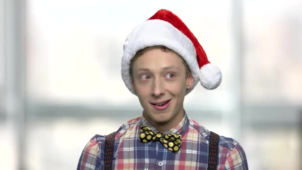 Roztomilý dospívající chlap v vánoční čepice. — Stock video