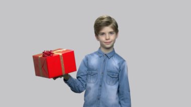 Yakışıklı çocuk largegift kutusu.