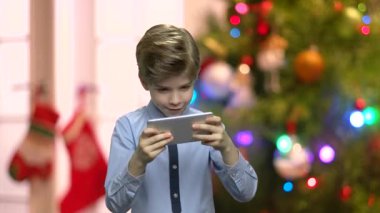 Sevimli çocuk Smartphone oyun oynama.