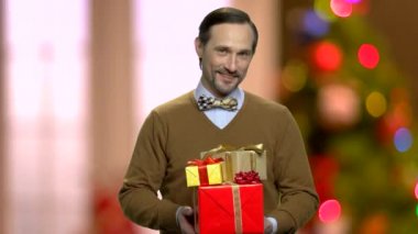 Noel hediye kutuları tutarak yakışıklı beyaz adam.