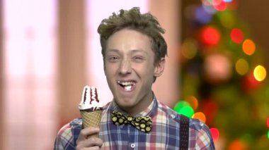 Dondurma yemek komik genç adam.