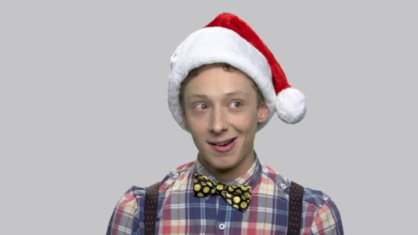 Drôle adolescent guy dans Santa Claus chapeau . — Video