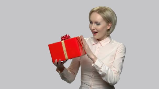 Feliz mujer emocionada sosteniendo caja de regalo . — Vídeo de stock