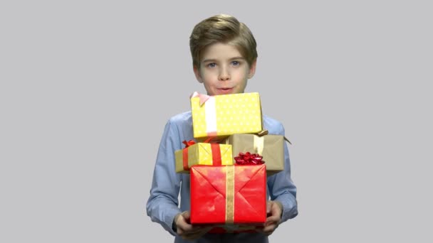 Beau gosse tenant des boîtes-cadeaux . — Video