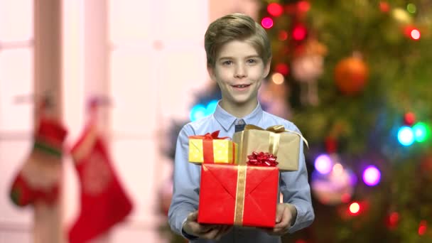 Porträt eines netten jungen Mannes mit Weihnachtsgeschenken. — Stockvideo