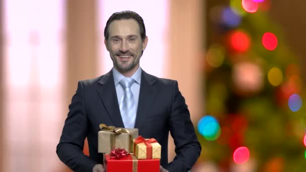 Πορτρέτο του όμορφος άντρας με τα δώρα Χριστουγέννων. — Αρχείο Βίντεο