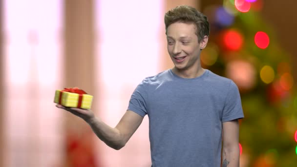Lindo chico presentando caja de regalo de Navidad . — Vídeos de Stock