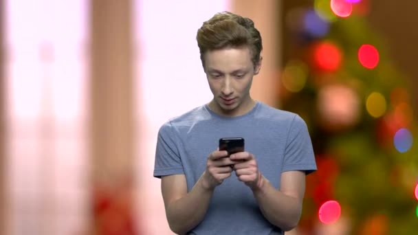 Teenager tippt Nachricht auf sein Smartphone. — Stockvideo